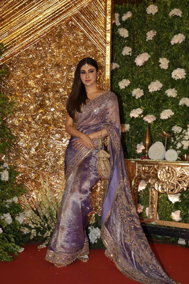 Mouni Roy wore a soft, lavender colored shiny tissue saree with exquisite golden and silver gota-patti work.