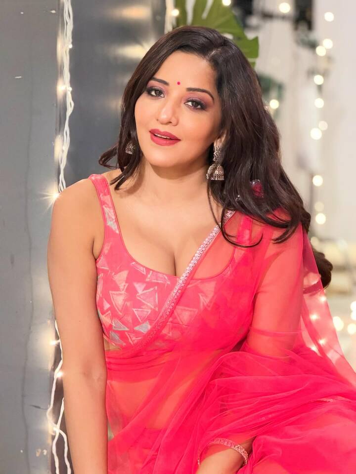 एक्ट्रेस ने अपने नए साड़ी लुक में हॉट फिगर दिखाया है.फैंस को भी उनका साड़ी लुक काफी पसंद आ रहा है.