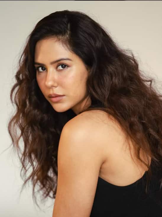 सोनम न सिर्फ अपनी एक्टिंग बल्कि अपने ग्लैमरस और स्टाइलिश लुक के लिए भी जानी जाती हैं. हाल ही में वह बॉलीवुड फिल्म ‘बागी 4’ में टाइगर श्रॉफ के साथ नजर आईं, जहां उनके परफॉर्मेंस ने सभी को इंप्रेस किया.