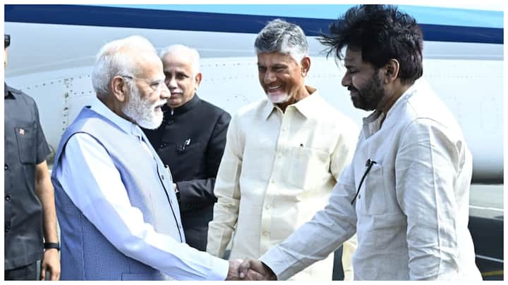 Modi Kurnool Tour: ప్రధానమంత్రి మోదీ కర్నూలులో ల్యాండ్ అయ్యారు. ఆయనకు గవర్నర్ ఎస్ అబ్దుల్ నజీర్, సీఎం చంద్రబాబు, డిప్యూటీ సీఎం పవన్ కళ్యాణ్, మంత్రి నారా లోకేష్, పలువురు బీజేపీ నేతలు స్వాగతం పలికారు.