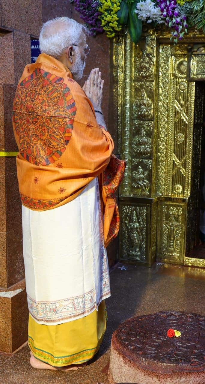 ఆలయ వేద పండితులు వేదమంత్రోచ్ఛారణాల మధ్య మోదీకి, చంద్రబాబు నాయుడికి, పవన్ కళ్యాణ్‌కి ఆశీర్వచనం అందజేశారు.