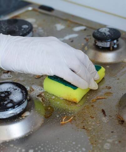 ਰਸੋਈ ਵਿੱਚ ਸਭ ਤੋਂ ਵੱਧ ਗੰਦਾ ਗੈਸ ਬਰਨਰ ਹੋ ਜਾਂਦਾ ਹੈ। ਰੋਜ਼ਾਨਾ ਤਿੰਨ ਵਾਰ ਖਾਣਾ ਬਣਾਉਣ ਨਾਲ ਤੇਲ ਅਤੇ ਮਸਾਲਿਆਂ ਦੇ ਜ਼ਿੱਦੀ ਦਾਗ ਬਰਨਰ ਨਾਲ ਚਿਪਕ ਕੇ ਉਸਦੇ ਛੇਦ ਬੰਦ ਕਰ ਦਿੰਦੇ ਹਨ। ਇਸ ਕਰਕੇ ਗੈਸ ਵੱਧ ਖਰਚ ਹੁੰਦੀ ਹੈ ਅਤੇ ਖਾਣਾ ਬਣਾਉਣ ਵਿੱਚ ਵੀ ਵੱਧ ਸਮਾਂ ਲੱਗਦਾ ਹੈ।