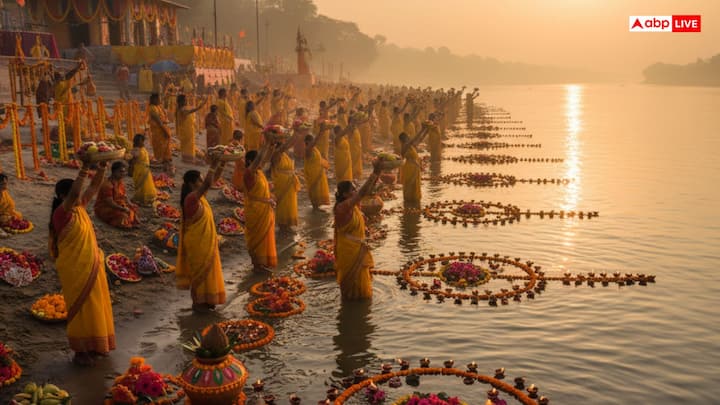 छठ पर्व पर महिलाएं नाक से मांग तक सिंदूर इसलिए लगाती है ताकि उनके पति की उम्र लंबी हो सके , उनका समाज में सम्मान और प्रतिष्ठा बढ़े. धार्मिक मान्यता है कि जो महिलाएं सिंदूर छिपा लेती है उनका पति समाज में छुप जाता है और तरक्की नहीं कर पाता है. इतना ही नहीं सिंदूर न लगाने से उनकी पति की उम्र भी कम हो जाती है. इस कारण छठ पूजा के दौरान महिलाएं नाक से लेकर मांग तक सिंदूर भरती हैं. सिंदूर लगाकर महिलाएं अपने पति के प्रति प्रेम और सम्मान भी जाहिर करती हैं.