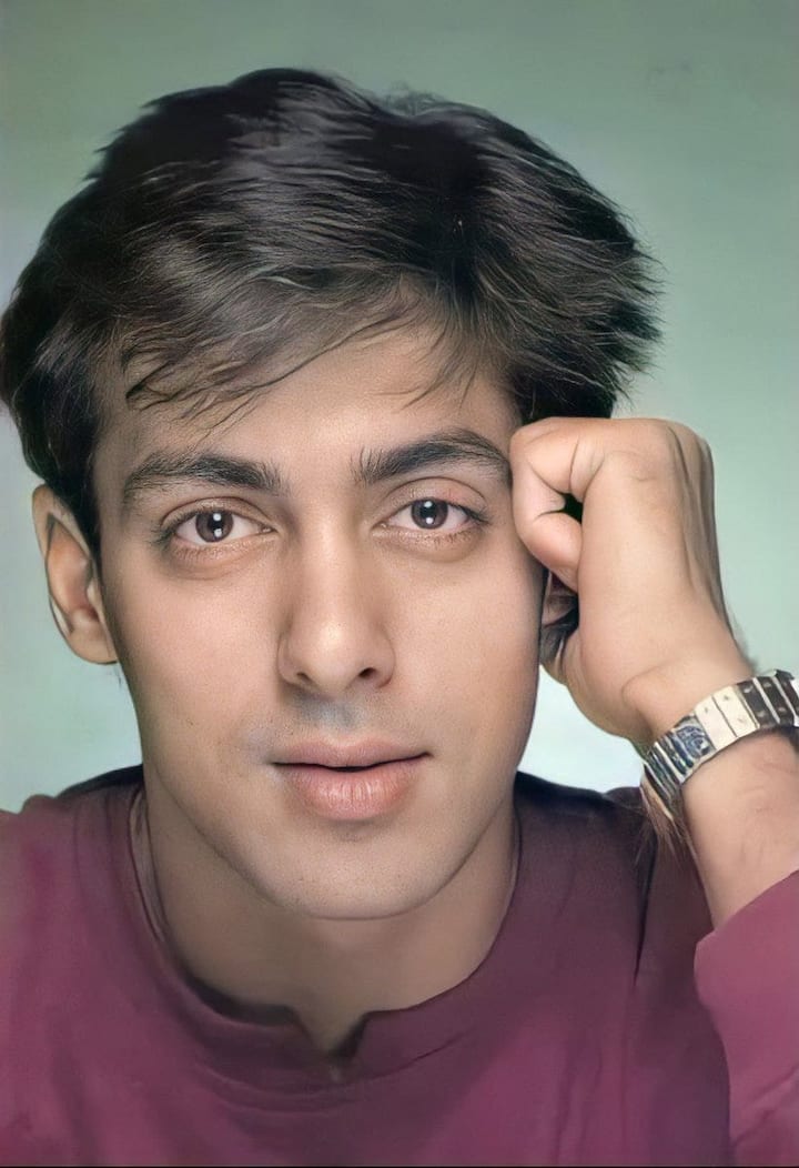 यह तस्वीर सलमान की शुरुआत के दिनों की है, जिसमें वह बेहद हैंडसम, मासूम और फ्रेश दिख रहे हैं. उन्होंने मरून रंग की सिंपल टी-शर्ट पहनी है. उनका क्लोज-अप पोज़ बहुत अट्रैक्टिव है, जिसमें वह अपना हाथ माथे के पास रखे हुए हैं और उनकी मैटल वाली चौड़ी घड़ी दिख रही है.
