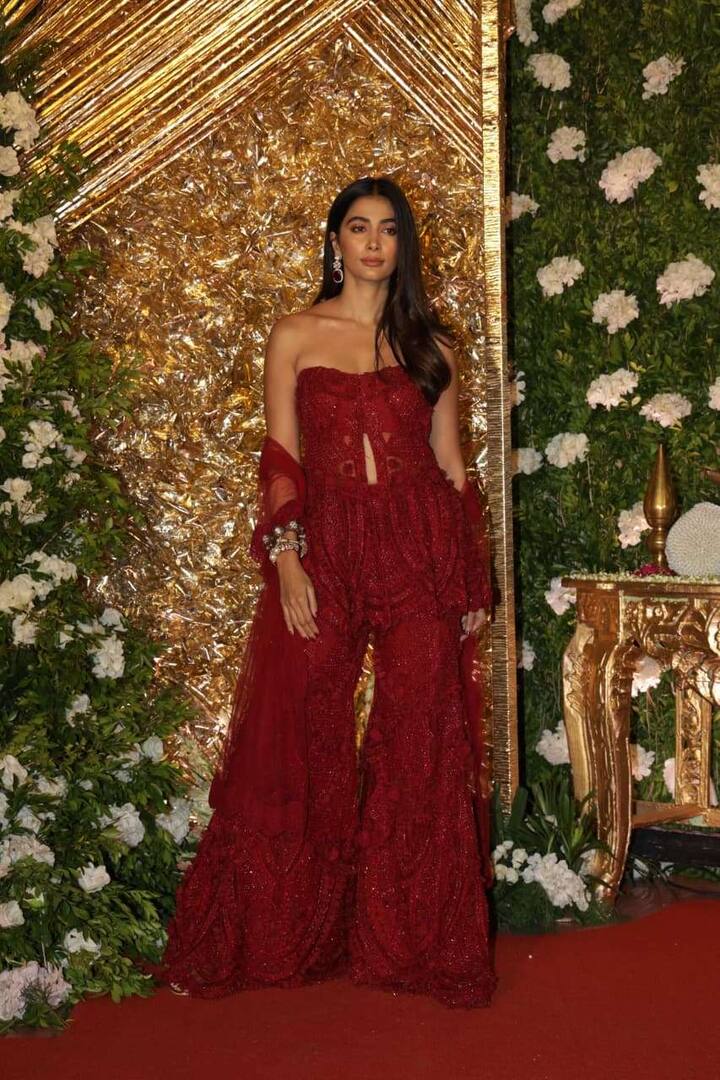 'ఒక లైలా కోసం' మూవీతో టాలీవుడ్ ఇండస్ట్రీలోకి ఎంట్రీ ఇచ్చారు పూజా. ఫస్ట్ మూవీతోనే మంచి క్రేజ్ సంపాదించుకున్న ఆమె స్టార్ హీరోల సరసన హీరోయిన్గా నటించారు.