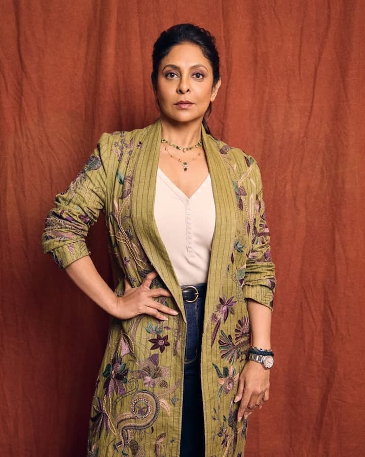 52 की उम्र में एक्ट्रेस जिस ग्रेस और कॉन्फिडेंस से खुद को सभी तरह के आउटफिट्स के साथ कैरी करती हैं ये वाकई तारीफ के काबिल हैं. हर बार ही उन्होंने अपने अलग अंदाज से दर्शकों को कुछ स्पेशल ही सर्व किया है.