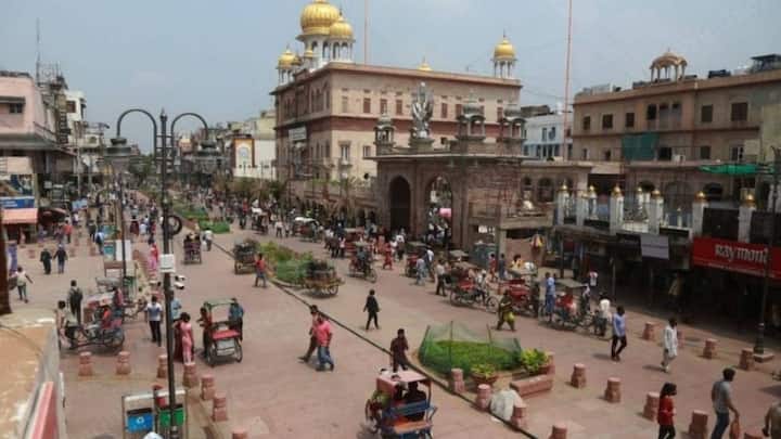 दिल्ली के चांदनी चौक में भी दिवाली के दौरान खूब रौनक देखने को मिलती है. यहां दुकानों पर एक से बढ़कर एक डिजाइनर लाइटें मिलती हैं. रिमोट से चलने वाली स्मार्ट एलईडी लाइटें, रंग बदलने वाली स्ट्रिंग्स और झिलमिल करती झालरें यहां काफी बिकती हैं. दुकानदार ग्राहकों को सेट में खरीदने पर डिस्काउंट भी देते हैं.