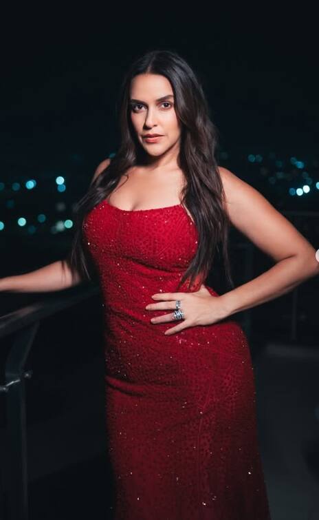 એક્ટ્રેસ નેહાએ રેડ સાડીમાં ફ્લૉન્ટ કર્યુ કર્વી હૉટ ફિગર