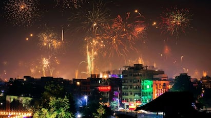 Diwali In Pakistan: பாகிஸ்தானில் தீபாவளி எப்படி கொண்டாடப்படுகிறது.. வாங்க தெரிஞ்சிக்கலாம்!
