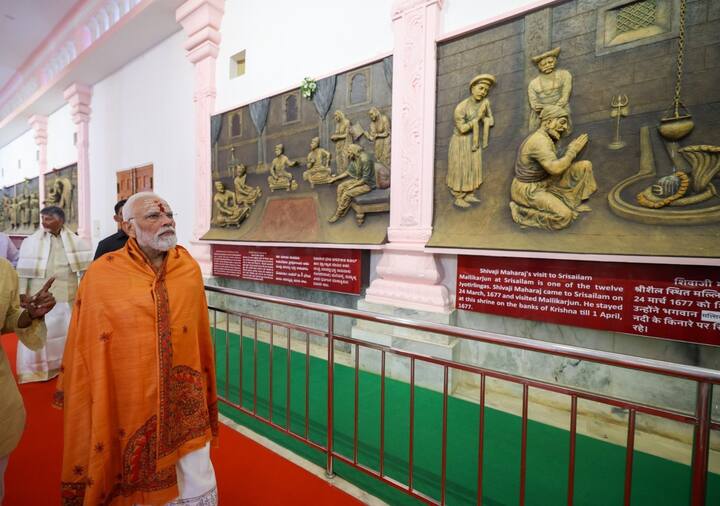 దర్బార్ హాలు, ధ్యాన మందిరాల ప్రాముఖ్యతను అధికారులు మోదీకి వివరించారు.