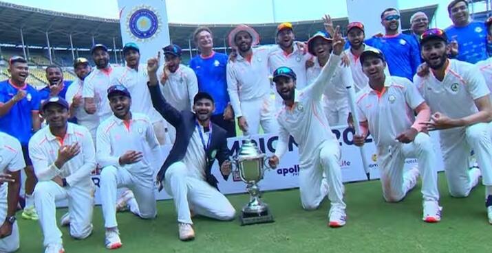 વિદર્ભ, બંગાળ, તમિલનાડુ/મદ્રાસ, રાજસ્થાન, હૈદરાબાદ, મહારાષ્ટ્ર અને રેલવેએ બે વાર રણજી ટ્રોફી જીતી છે. ગુજરાત, હરિયાણા, પંજાબ/દક્ષિણ પંજાબ અને ઉત્તર પ્રદેશે ફક્ત એક જ રણજી ટ્રોફી સીઝન જીતી છે.