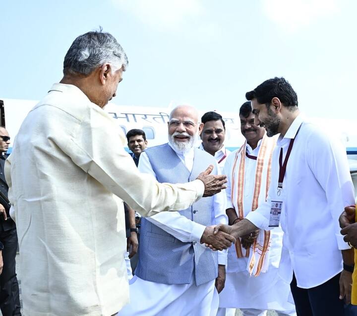 ప్రధానమంత్రి నరేంద్ర మోదీని కర్నూలుకు స్వాగతించడం ఒక గౌరవంగా భావిస్తున్నాను అని నారా లోకేష్ ట్వీట్ చేశారు. ప్రధానమంత్రి పవిత్ర శ్రీశైలం ఆలయంలో మల్లికార్జున స్వామికి ప్రార్థనలు చేసి, ప్రజల ఆశీస్సులు కోరుతారని తెలిపారు. బహిరంగ సభలో ప్రసంగించి, కీలకమైన పారిశ్రామిక ప్రాజెక్టులను జాతికి అంకితం చేస్తారని వివరించారు. ఆంధ్రప్రదేశ్ వృద్ధి పథాన్ని బలోపేతం చేసే ₹13,429 కోట్ల విలువైన కొత్త పనులకు పునాది వేస్తారని తెలిపారు.