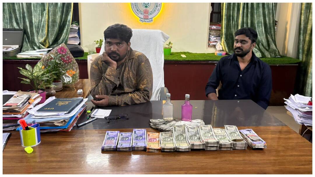 ACB Raids in Konaseema: కోనసీమలో లంచావతారాలు;వరసగా దొరికిపోతున్న అవినీతి చేపలు! తాజాగా ఏసీబీ వలకు చిక్కిన రెవెన్యూ తిమింగలం! Konaseema latest news Ashok Prasad Amalapuram Tahsildar was caught by ACB officials ACB Raids in Konaseema: కోనసీమలో లంచావతారాలు;వరసగా దొరికిపోతున్న అవినీతి చేపలు! తాజాగా ఏసీబీ వలకు చిక్కిన రెవెన్యూ తిమింగలం!