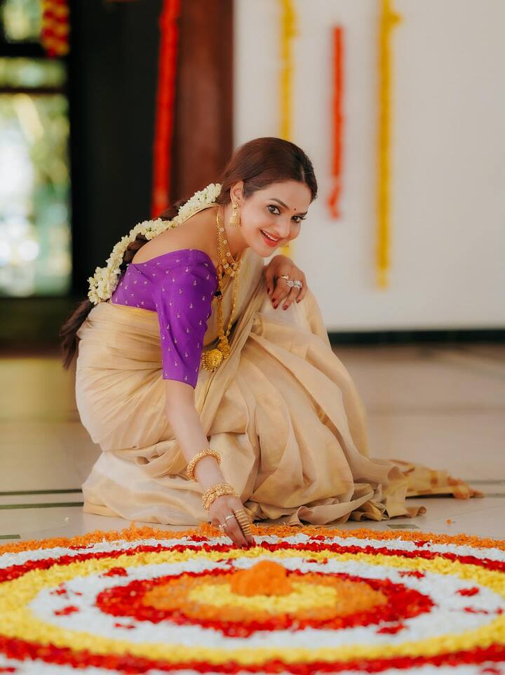 Madhu created a lot of buzz in Bollywood in the 90s. She is known for her excellent acting.