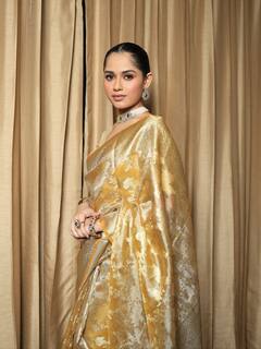 गोल्डन बनारसी साड़ी में अवॉर्ड लेने पहुंचीं जन्नत जुबैर, लेटेस्ट तस्वीरों से हटाए नहीं हटेंगी नजरें