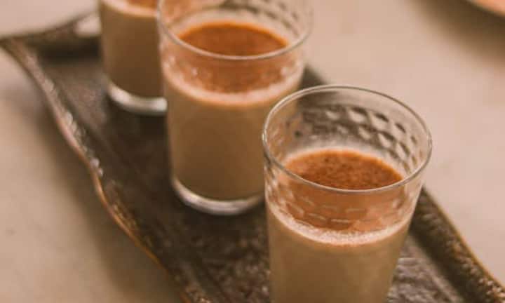 भारत में तो हर किसी की सुबह की शुरुआत मसाला चाय से होती है, लेकिन अब इसका स्वाद विदेशों में भी लोगों को दीवाना बना रहा है. अमेरिका और यूरोप में लोग इसे लाटे चाय के नाम से पसंद करते हैं. ऐसे में चाय अब विदेशों में भी भारत की खुशबू और संस्कृति का स्वाद बन रही है.