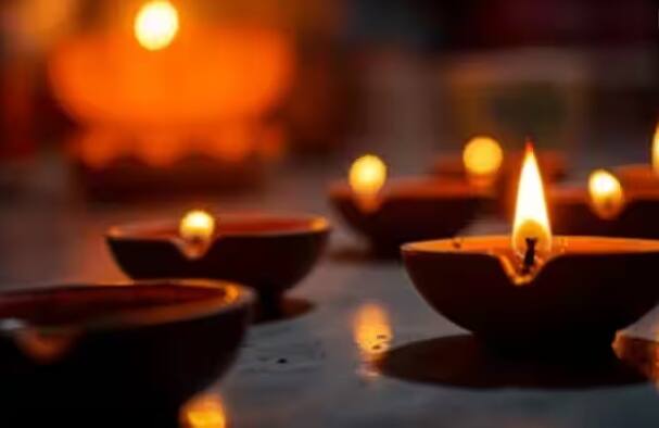 ધનતેરસની સાંજે 13 દીવા પ્રગટાવવાથી સંપત્તિ, સમૃદ્ધિ અને આરોગ્ય પ્રાપ્ત થાય છે. આ એક પરંપરાગત વિધિ છે જે ધનના દેવતા કુબેર અને સમૃદ્ધિની દેવી માતા લક્ષ્મીને પ્રસન્ન કરવા માટે કરવામાં આવે છે. જેનાથી માતા લક્ષ્મી પ્રસન્ન થાય છે અને વર્ષભર સંપત્તિ પ્રાપ્ત થાય છે.
