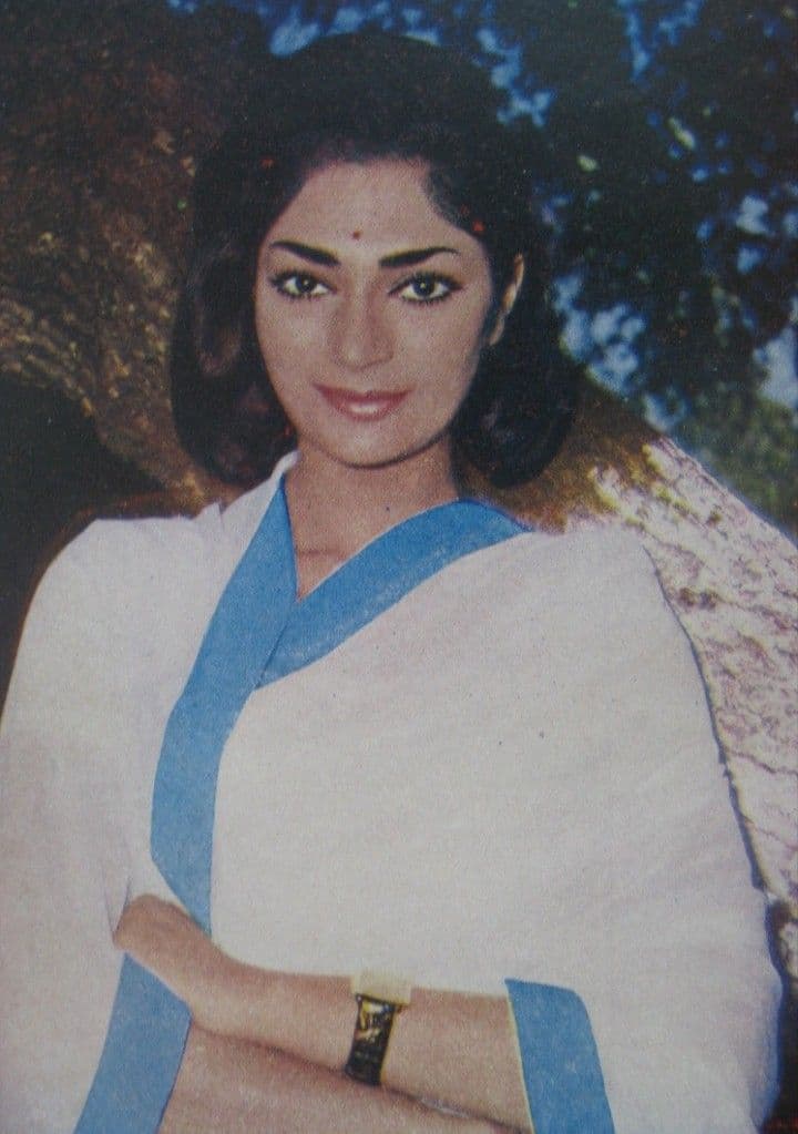 Simi Grewal was born on 17 October 1947 in Ludhiana. His father was a Brigadier of the Indian Army, so his childhood was spent in a disciplined family. He was fond of acting since childhood, but his family gave the most importance to his studies.