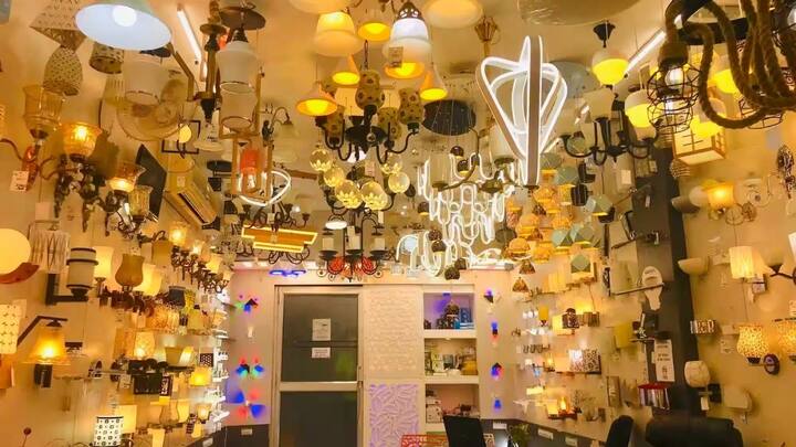 करोल बाग में भी लाइटिंग का अच्छा कलेक्शन देखने को मिलता है. यहां की दुकानों में घर के इंटीरियर के हिसाब से डिजाइनर लाइटें, टेबल लैंप और स्मार्ट एलईडी बल्ब्स मिलते हैं. दिवाली सीजन में कई दुकानदार कस्टमाइज्ड डेकोरेटिव लाइटें भी तैयार करते हैं.