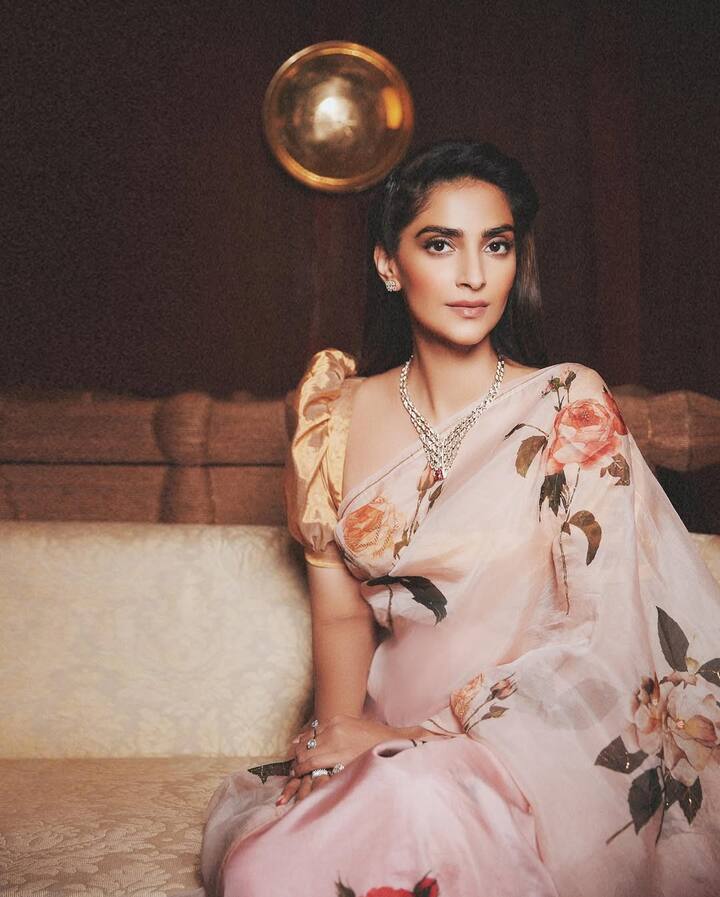 There is no answer to Sonam Kapoor in terms of style and fashion. Every time she proves why she is called a style icon. The actress has created a retro inspired hairstyle with her floral print saree which suits her very well. If you want a simple and different hairstyle this festive season, then make a slight puff by doing side partition of your hair and secure it with a hair clip. This hairstyle is perfect for short hair