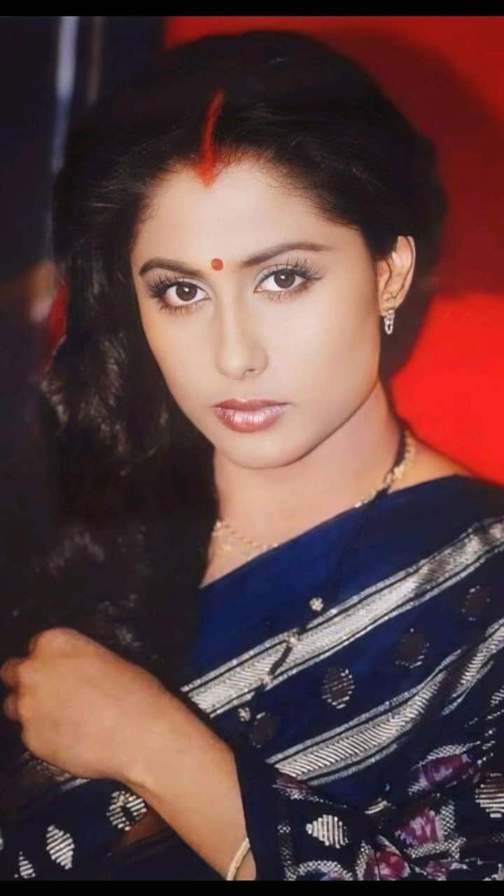 Smita Patil was born on 17 October 1955 in Pune, Maharashtra. Smita Patil started her career in 1974 with Mere Saath Chal.