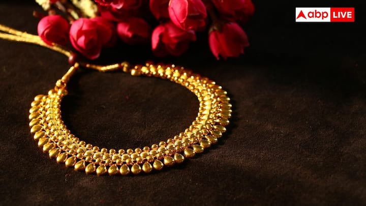 2 తులాల బంగారు చైన్ సాధారణంగా 22 క్యారెట్ల బంగారంతో తయారు చేస్తారు. అంతే బరువున్న బంగారు నాణెం 24 క్యారెట్ల బంగారంతో తయారు చేసింది తీసుకుందాం. క్యారెట్ల వ్యత్యాసం ఒక్కో గ్రాము బంగారం ధరలో మార్పును సూచిస్తుంది.