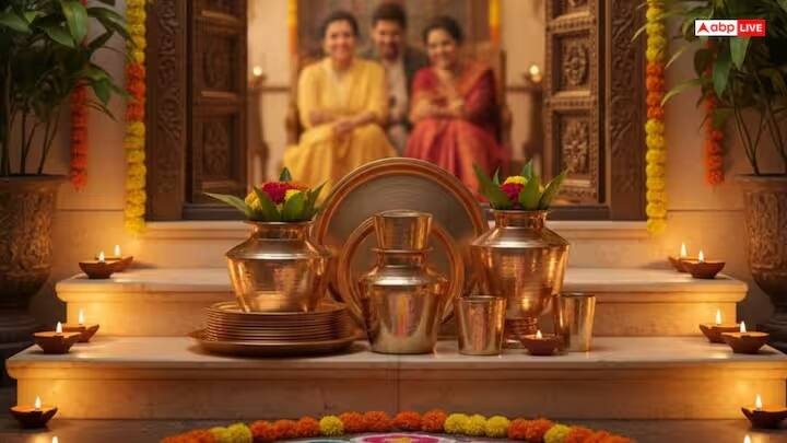 શાસ્ત્રો અનુસાર, સાવરણીને દેવી લક્ષ્મીનું પ્રતીક માનવામાં આવે છે. એવું માનવામાં આવે છે કે, ધનતેરસ પર નવી સાવરણી ખરીદવાથી ઘરમાંથી ગરીબી અને નકારાત્મક ઉર્જા દૂર થાય છે. આનાથી ઘરમાં સુખ-સમૃદ્ધિ આવે છે અને આર્થિક સ્થિતિમાં સુધારો થાય છે.