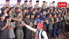 बस्तर का लाल अध्याय खत्म की तरफ, नक्सलियों ने थामी संविधान की किताब, 210 नक्सलियों का सरेंडर