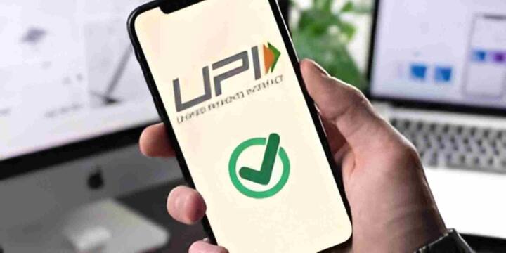 पीसीमैग की एक रिपोर्ट के अनुसार, जब भी किसी फोन पर No Caller ID, Scam Likely, Telemarketing या Unknown Caller जैसे लेबल दिखाई दें तो सतर्क हो जाएं. ये लेबल अक्सर चेतावनी देते हैं कि कॉल संदिग्ध है. Telemarketing टैग वाली कॉल्स आमतौर पर प्रचार या बिक्री के लिए होती हैं लेकिन कई बार इन्हीं में स्कैमर्स भी छिपे होते हैं. अगर आप ऐसे कॉल्स को अनदेखा करते हैं तो आप अपने पैसे और निजी जानकारी दोनों को सुरक्षित रख सकते हैं.