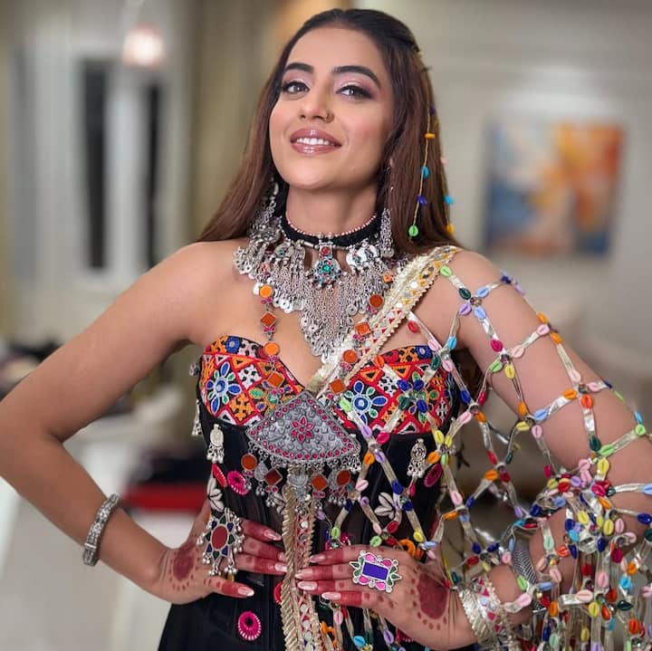 अक्षरा सिंह ने 2010 में अपने करियर की शुरुआत की. सत्यमेव जयते में उन्हें रवि किशन के साथ देखा गया था. पहली ही फिल्म से उन्होंने भोजपुरी इंडस्ट्री में अपना डंका बजा दिया और तब से लेकर आज तक उनकी हिट फिल्मों का सिलसिला जारी है. अब बतौर एक्ट्रेस ही नहीं उन्होंने सिंगर के रूप में भी अपनी अलग पहचान बना ली है.