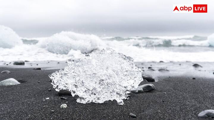 जब मीथेन के मॉलेक्युल्स तीव्र वातावरण की वजह से टूटते हैं तो कार्बन एटम्स अलग हो जाते हैं और एक साथ समूह बनाने लगते हैं.