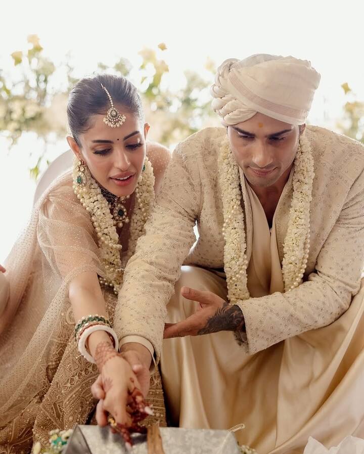 इस लिस्ट के अगले नंबर पर मशहूर एक्टर प्रतीक बब्बर का नाम शुमार है. अभिनेता ने भी इसी साल प्रिया बनर्जी संग सात फेरे लिए हैं. इस हिसाब से ये दिवाली सेलिब्रिटी कपल के लिए एक्स्ट्रा स्पेशल होगी.