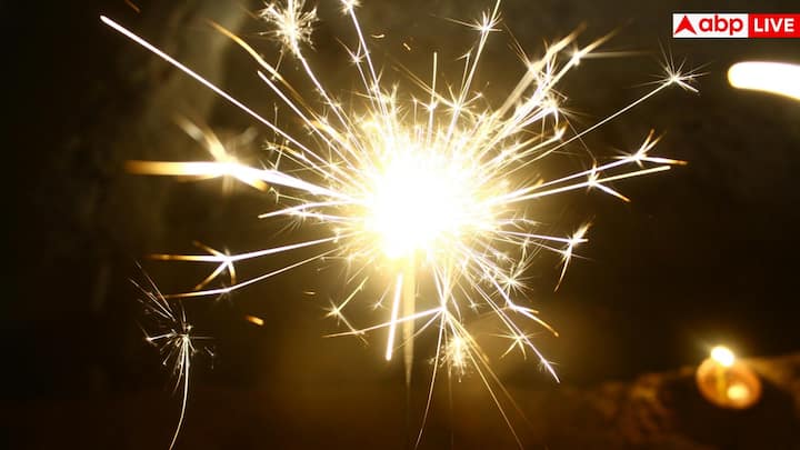 Not only pollution, the loud noise of firecrackers is also dangerous for children. Experts and doctors say that listening to loud noises affects the hearing ability of many children. Due to this, ear pain, irritability and sleep problems are also seen.