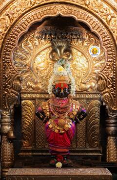 आज दिपावलीचा पहिला दिवस! विठ्ठल-रुक्मिणीला मौल्यवान दागिन्यांनी सजवलं