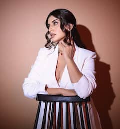 करोड़ों की मालकिन अक्षरा सिंह कहां से ज्यादा पैसा कमाती हैं? फिल्मों से या स्टेज शो से?