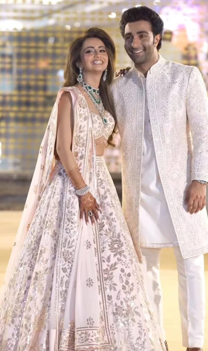 21 फरवरी को मुंबई में एक्टर आदर जैन ने अपनी मंगेतर आलेखा आडवाणी की मांग में सिंदूर भरी थी. कपल ने पहले गोवा में क्रिश्चियन रीति–रिवाजों से शादी की इसके बाद हिन्दू रीति-रिवाजों के मुताबिक दोनों ने सात फेरे लिए. इस साल की दिवाली कपल के लिए एक्स्ट्रा स्पेशल है.