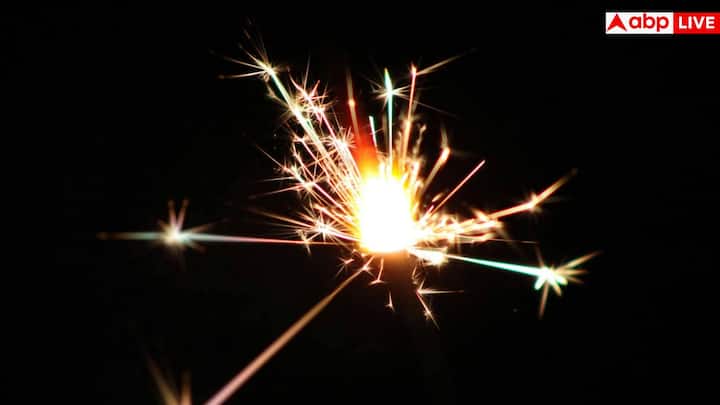If the sound of loud firecrackers continues for a long time and it continues to cause pollution, then it also increases the mental stress of many people. People who have such problems should especially stay away.
