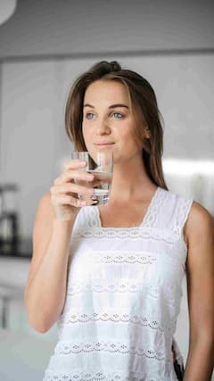 என்னய்யா சொல்றீங்க.?! நின்னுட்டே தண்ணீர் குடிச்சா உடலுக்கு தீங்கு ஏற்படுமா.?