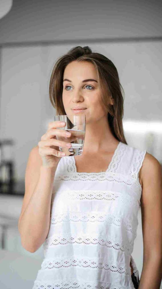 என்னய்யா சொல்றீங்க.?! நின்னுட்டே தண்ணீர் குடிச்சா உடலுக்கு தீங்கு ஏற்படுமா.?