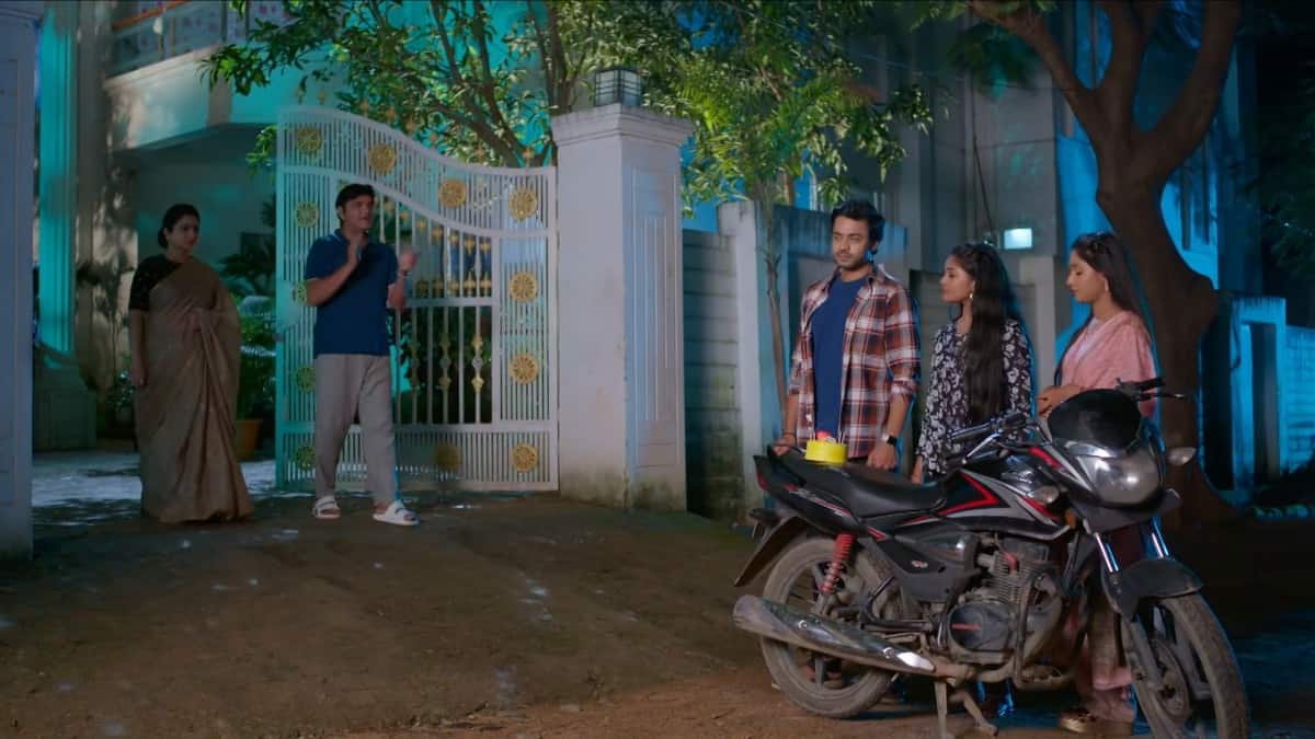 Nindu Manasulu Serial Today October 17th: నిండు మనసులు: సిద్ధూ సర్ఫ్రైజ్ని నాశనం చేసేసిన విజయానంద్! కేఫ్లో పార్టీ ఏర్పాటు వెనక కుట్రేంటో?