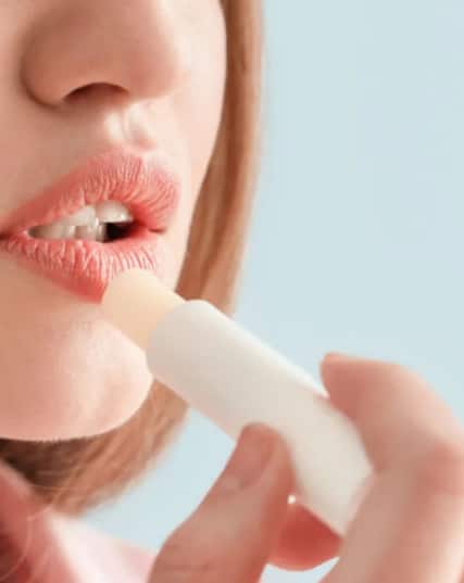 फाटलेले ओठ मऊ आणि नाजूक ठेवण्यासाठी लिप बाम नियमितपणे लावा.  थंडीत तुमचे पाय कोरडे होऊ नयेत म्हणून त्यांनाही व्हॅसलीन लावा ह्यामुळे ओठ आणि पाय दोन्ही मऊ, मऊसर आणि निरोगी राहतील.