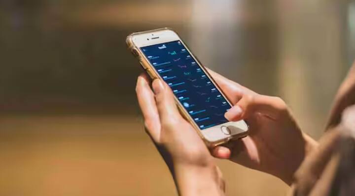 ਯਾਦ ਰੱਖੋ, ਸਕੈਮਰਸ ਪਹਿਲਾਂ ਨਾਲੋਂ ਕਿਤੇ ਜ਼ਿਆਦਾ ਸਿਆਣੇ ਹੋ ਗਏ ਹਨ। ਇਸ ਲਈ ਅਗਲੀ ਵਾਰ ਜਦੋਂ ਤੁਹਾਨੂੰ ਕਿਸੇ ਅਜੀਬ ਨੰਬਰ ਤੋਂ ਕਾਲ ਆਉਂਦੀ ਹੈ, ਤਾਂ ਬਿਨਾਂ ਸੋਚੇ-ਸਮਝੇ ਇਸਦਾ ਜਵਾਬ ਨਾ ਦਿਓ, ਨਹੀਂ ਤਾਂ ਇੱਕ ਗਲਤੀ ਤੁਹਾਡਾ ਸਾਰਾ UPI ਬੈਲੇਂਸ ਖਤਮ ਕਰ ਸਕਦੀ ਹੈ।