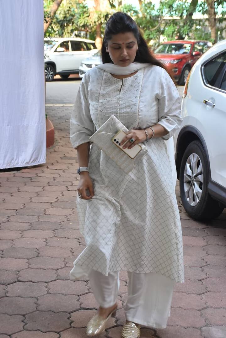 Nikitan Dheer's wife and actress Kritika Sengar was also seen with her in-laws in this hour of grief.