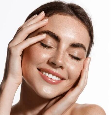 थंडीत त्वचा कोरडी होते. आठवड्यातून एकदा शरीर आणि चेहरा स्वच्छ करा, त्याने डेड स्किन निघून जाते.