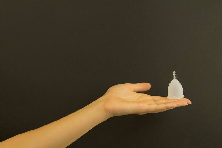 कप घालताना शरीर रिलॅक्स ठेवा आणि बसून किंवा उभं राहून ज्या पोझिशनमध्ये सोयीचं वाटतं तसं करा. कप घालताना C-फोल्ड किंवा पंच-डाउन फोल्ड यापैकी कोणतं तंत्र सोयीचं वाटतं ते वापरा.