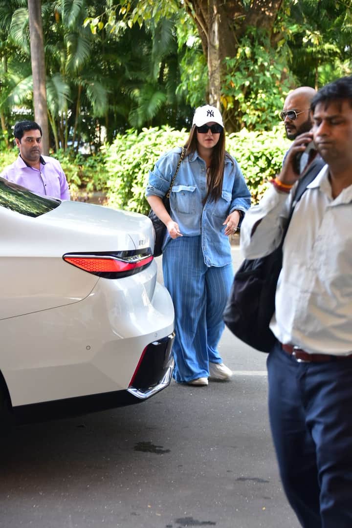 Sonakshi completed her look with goggles. His photos are becoming very viral.