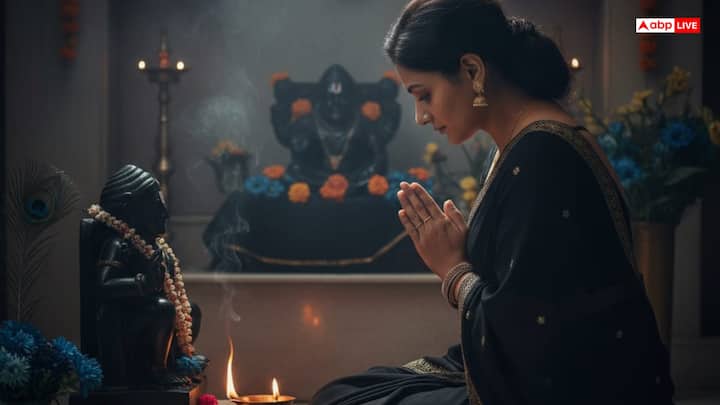 शनिदेव की सही विधि से पूजा करना जरूरी है. पूजा करते समय विशेष सावधानी रखना जरूरी होता है. छोटी सी गलती भी शनिदेव को नाराज कर सकती है. इससे आपको मनचाहा फल नहीं मिलेगा. बल्कि नुकसान होने की संभावना बढ़ सकती है. इसलिए सही विधि से पूजन कर शनिदेव को प्रसन्न किया जा सकता है. इससे घर में सुख-शांति आती है. महिलाओं के लिए शनिदेव की पूजा करने के लिए कुछ नियम बताए गए हैं. आइए जानते हैं उनके बारे में-