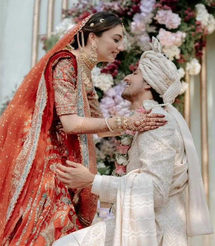 इस लिस्ट के सबसे पहले नंबर पर पॉपुलर सिंगर दर्शन रावल का नाम शुमार है. सिंगर ने अपनी लॉन्ग टाइम गर्लफ्रेंड धरल संग इस साल जनवरी के महीने में 7 फेरे लिए. अब ये दिवाली कपल के लिए कुछ खास होने वाली है.