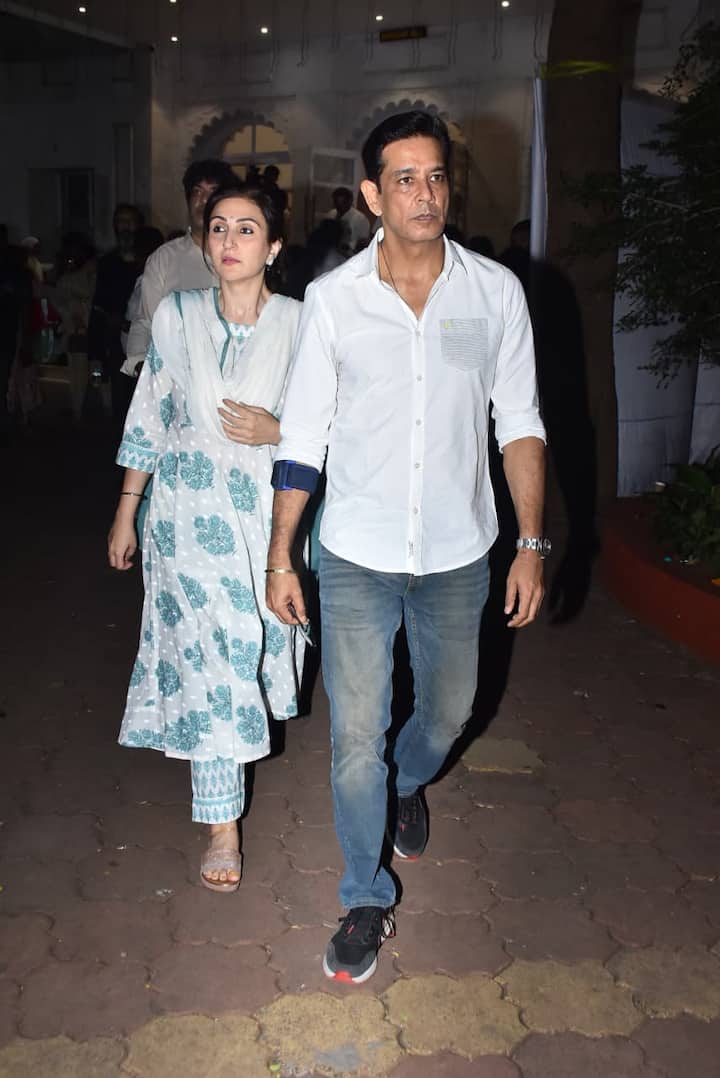 Actress Juhi Parmar had come with her husband Anoop Soni to pay tribute to Pankaj Dheer. Grief was clearly visible on the faces of both of them.