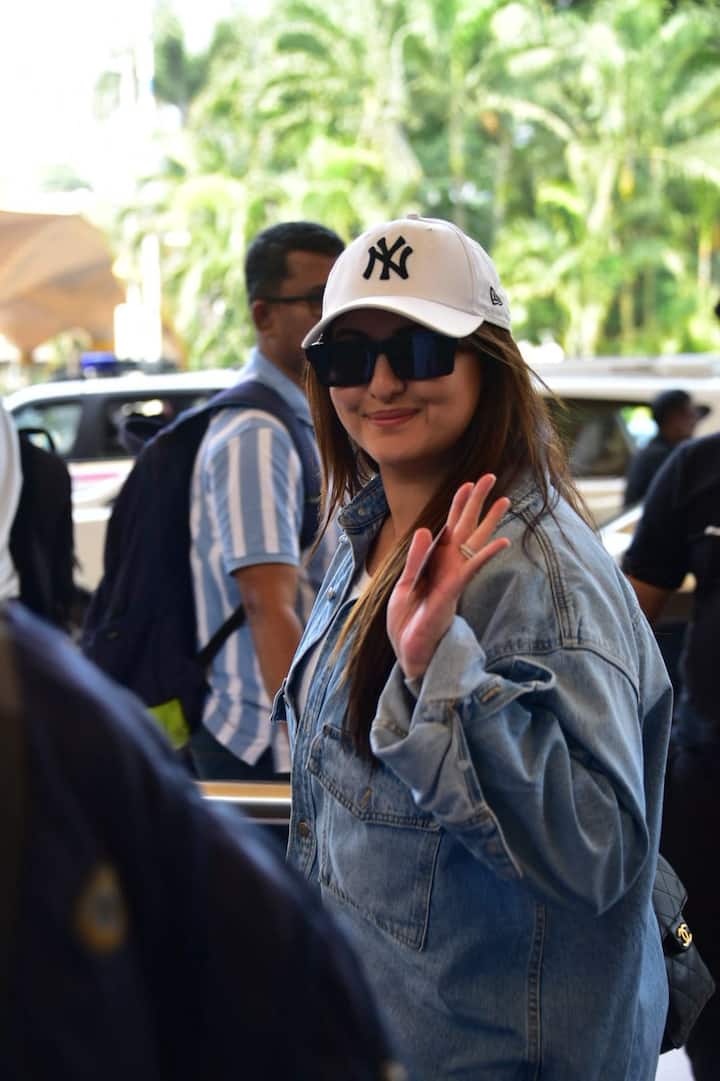 Sonakshi also waved and posed for the paparazzi. Fans always like his style.